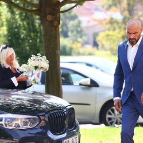 Ženich přijel na místo svatby jako první.