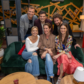 Lenka Zahradnická se svými hereckými kolegy ze seriálu Ulice.