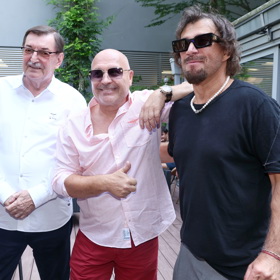 Michal David pózuje se Sagvanem Tofim a Zdeňkem Bartákem, autory muzikálu.