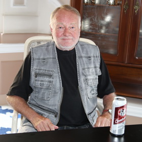 V lásce ale dlouho štěstí neměl. Jeho první žena ho nahnala do chomoutu pod záminkou, že s ním čeká dítě. Později se ale ukázalo, že je jistého ženatého inženýra. Luděk se syna po rozvodu vzdal.