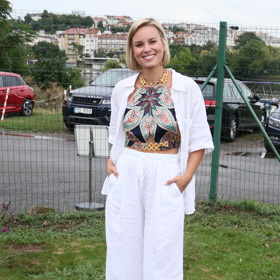 Na tiskovou konferenci televize Nova pod širým nebem pro změnu dorazila v jednoduchém lněném kompletu, který přikrášlila boho topem do pasu s řetízkovými detaily. A také zazářila.