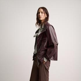 Čokoládově hnědý look můžete ozvláštnit také velmi žhavým módním odstínem v barvě cherry.