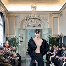 Adonxs alias Adam Pavlovčin se také zhostil role modela a vynesl objemnou bundu na holém těle.