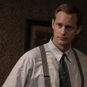 Životní lásku Lee Miller, Rolanda Penroseho, si zahrál Alexander Skarsgård.