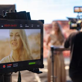 Lenka Graf vydala novou píseň Křídla snů. 