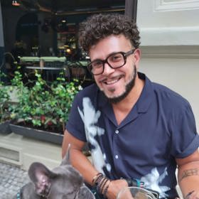 Módní návrhář Osmany Laffita má také pejska, který se jmenuje Toulouse.