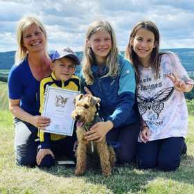 Velmi dlouho však nemohla otěhotnět, její nejstarší dcera je adoptovaná.