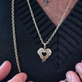 Okřídlené srdce z bílého zlata je symbolem nadace AnděLové Karin Babinské a Richarda Krajča.