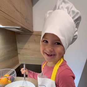 Tříletá Natálka Matušová ingredience pro těsto na perníčky zvládá sama smíchat.