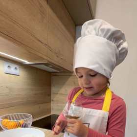 Dcera zpěváka Bohuše Matuše peče halloweenské perníčky.