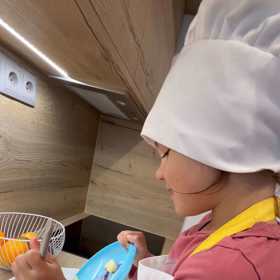 S máslem a medem měla Natálka během míchání trochu problémy.