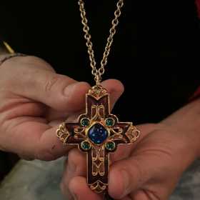 Masivní zlatý kříž zakoupil Richard Krajčo na bleším trhu v Brooklynu.