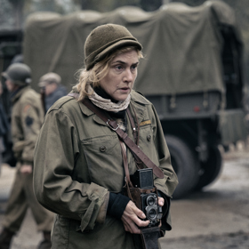 Jelikož měla Kate Winslet ve filmu poměrně hodně akčních scén, byly její uniformy, oproti originálu, vyrobené z lehčího materiálu.