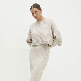 Úpletové šaty se zkráceným svetříkem můžete nosit i v trendy kombinaci s teniskami. (Answear Lab, 1 900 Kč/sada)