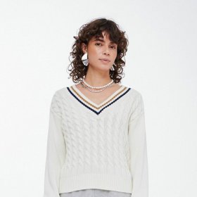 Klasický univerztiní svetřík má zvýrazněné lemy a výstřih ve tvaru písmene V. (Ball,  640 Kč)