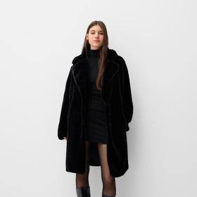 Skvěle se ale černý rolák vyjímá také v celočerných outfitech. Vrstvení, různé materiály i odvážnější styling takovým modelům vždy velmi prospívají. (Bershka)