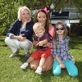 Velká rodina je štěstí. Veronika Žilková s dcerami Agátou Hanychovou a Kordulou Stropnickou. Nechybí vnuk Kryšpín.