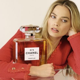 Nejnovější ikonou, která spojila svou tvář s legendární vůní, je australská herečka Margot Robbie.