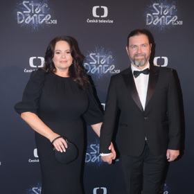 Velké pochvaly za midi černé šaty se od stylistky dostalo Jitce Čvančarové. S manželem Petrem Čadkem to na StarDance večerech vždy sluší. 