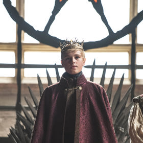 Dean-Charles Chapman jako Tommen Baratheon.