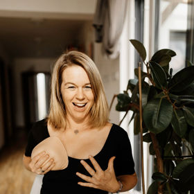 Dnes nosí epitézu (viz foto), tedy laicky řečeno protetické prso.