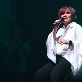 Petra Janů je na pódiu jako doma.