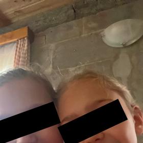 Maminka Sandra zůstala sama se dvěma malými dcerami poté, co její manžel podlehl vážné nemoci.