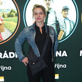 Herečka Halka Třešňáková nosí na podzim populární džínovou bundu a černé kalhoty.