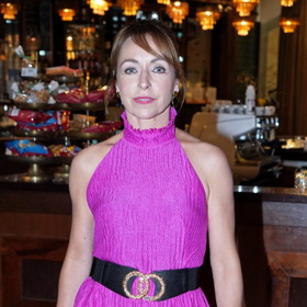 Tatiana Dyková si zářivou fialovou barvou ubrala pár let a rozsvítila pražskou Lucernu.