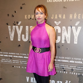 Tatiana Dyková oblékla fialové minišaty s odhalenými rameny, přepásané širokým koženým páskem a doplněné o silné černé punčochy.