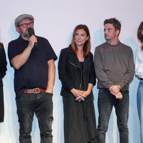 Herec Karel Zima na tiskové konferenci seriálu Kamarádi spolu s ostatními kolegy.