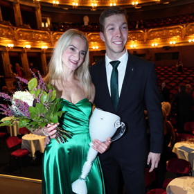 Vítězka v kategorii Balet Klára Jelínková oblékla tmavě zelené saténové šaty na špagetových ramínkách.