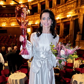 Muzikálová zpěvačka Markéta Schimmerová Procházková ve stříbrných metalických šatech s vázáním v pase