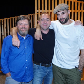 Od podzimu 2024 můžeme Jiřího Hánu vidět v divadelní hře Účet v pražském Divadle Bez zábradlí.