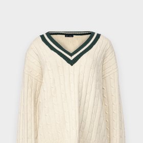 Značka GAP nabízí univerzitní model svetříku s výrazným strukturálním vzorem. (1 340 Kč)