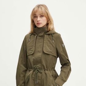 Parka v khaki tónu, to je nesmrtelná a opět oblíbená klasika. (Guess, 4 279 Kč)