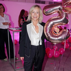 Jana Švandová v elegantní variantě kalhotového kostýmu s výraznými detaily a luxusní hedvábné blůze.