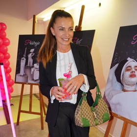 Takhle vypadá po zákroku, během kterého se nechala zeštíhlit v oblasti boků. Liposukci si nemůže vynachválit.