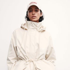 Sportovní look s vhodnými doplňky je letos na podzim velmi  žádaný. (H&M, 1 459 Kč)