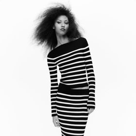 Set hodný sestavení najdete také u značky H&M. Zdobí jej proužky nebo prodloužená délka rukávů. (H&M, sukně 599 Kč, pulover 599 Kč)