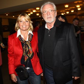 Po všech peripetiích našel štěstí až u blondýnky Lenky Kozlové, která se živí prodejem čajů a bylinek.