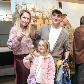 Saša Rašilov s manželkou Lídou vzali starší dceru Marušku do kina na český loutkový film Velký pán.