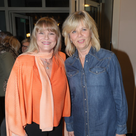 V džínových šatech se Eva Pavlová objevila na křtu kalendáře oblíbené herečky Chantal Poullain.