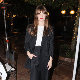 Oversize kalhotový kostýmek můžete nosit i ležérně s teniskami jako herečka Jenovéfa Boková.