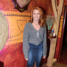 Denisa Nesvačilová také oblékla šedivý svetřík. Nosí ho v kombinaci s džínovou sukní a černými kotníčkovými botami.