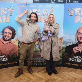 Herečka svůj oblíbeny plášť oblékla přes jednoduchou a pohodlnou kombinaci tmavě šedých džín s širokými nohavicemi a černé mikiny.