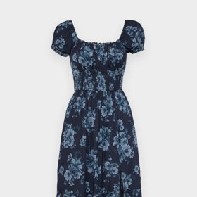 Velmi působivé jsou šaty střihu milk made také s květinovými vzory. (Holister&Co., 1 440 Kč)