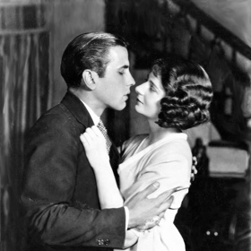 Humphrey Bogart roku 1925 na prknech, která znamenají svět. V divadelní hře Hell's Bells si zahrál s kolegyní Shirley Booth.