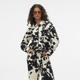 Máte odvahu sáhnout po výrazném motivu pro celý outfit? Zkuste set kalhot a bundy od značky Something New. (Prodává Zalando, bunda 1 680 Kč, kalhoty, 1 450 Kč)