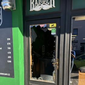 Podle advokáta nakonec bude možná stačit uhradit zničené vstupní dveře a nebude ani soud a trestní stíhání.